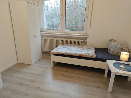 a small bedroom with a bed and a window at IaM 3 Zimmer 90 qm Küche Badezimmer kraftraum 44 u in Plettenberg