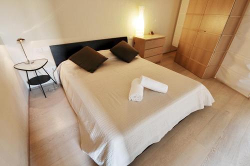 Un pat sau paturi într-o cameră la Vigna Nuova Suites