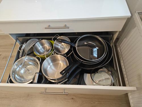 a drawer full of pots and pans in a kitchen at IaM 3 Zimmer 90 qm Küche Badezimmer kraftraum 44 u in Plettenberg