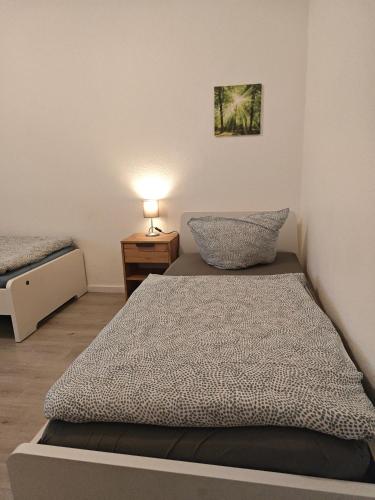a bedroom with two beds and a lamp on a table at IaM 3 Zimmer 90 qm Küche Badezimmer kraftraum 44 u in Plettenberg
