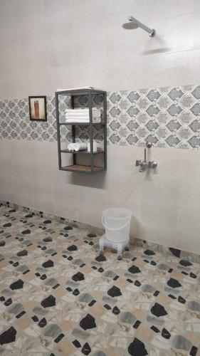 ein Badezimmer mit Toilette und Fliesenboden in der Unterkunft The Marker in Tehla