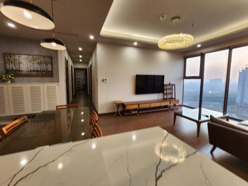 a large living room with a couch and a television at Căn Hộ 3 Phòng Ngủ Siêu Sang Trọng Tại The Matrix One in Hanoi