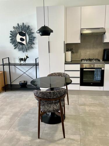 Η κουζίνα ή μικρή κουζίνα στο The Henlee Apartment Tocara- Ground Flr Gym Pool