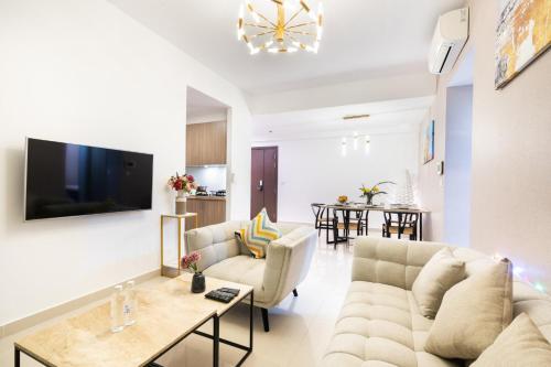 TV a/nebo společenská místnost v ubytování Hikari Rivergate Apartments - Free Pool, Free Internet SIM for 3 nights, Free Pick Up for 5 nights
