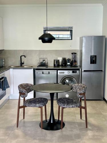 Η κουζίνα ή μικρή κουζίνα στο The Henlee Apartment Tocara- Ground Flr Gym Pool