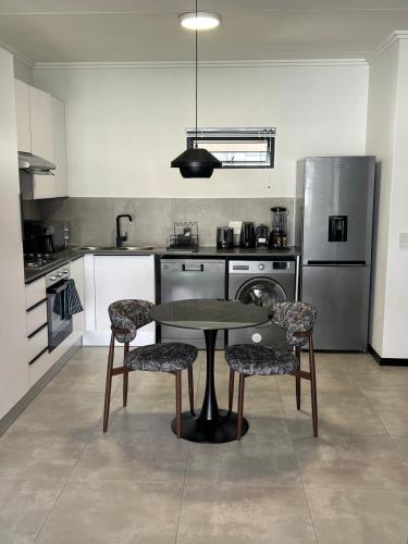 Η κουζίνα ή μικρή κουζίνα στο The Henlee Apartment Tocara- Ground Flr Gym Pool
