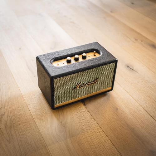 a black radio sitting on top of a wooden floor at Ariane's Guesthouse in Sesto