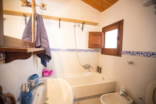 y baño con lavabo, bañera y aseo. en Bilocale Mandralisca, en Cefalú