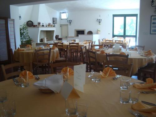 a dining room with tables and chairs with yellow napkins at Agriturismo Vignavecchia in Vignacastrisi