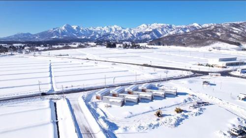AraiにあるHotel Sobokuの雪の中の建物の空中