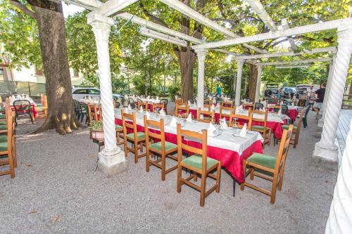 a group of tables and chairs under a pergola at Hotel Krizman in Monrupino
