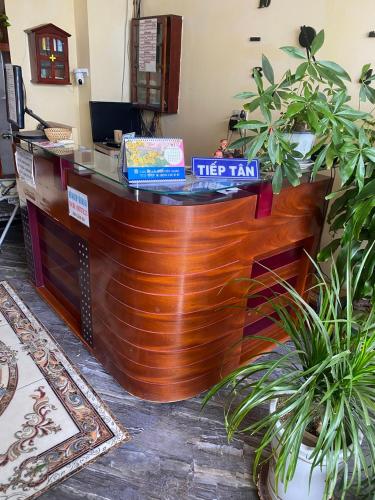 a firearma counter in a room with plants at Khách Sạn Sapphire in Gò Công