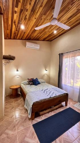 a bedroom with a bed and a ceiling fan at Apartamento el Guanacaste, cerca Tamarindo con Piscina in Santa Cruz