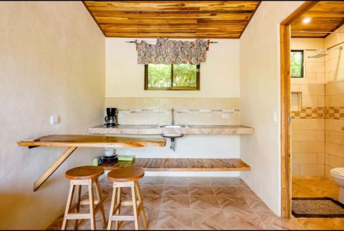 a bathroom with a sink and two stools at Apartamento el Guanacaste, cerca Tamarindo con Piscina in Santa Cruz