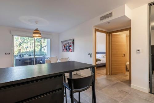 une cuisine avec un comptoir noir et une salle à manger dans l'établissement Hossegor - T2 - Lac - Plage - Couple - Paddle, à Hossegor
