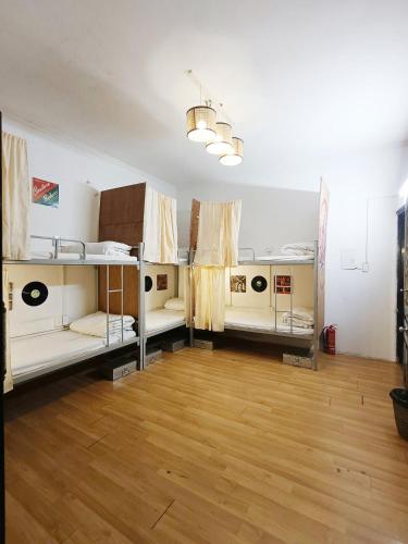 Postel nebo postele na pokoji v ubytování Viet Vintage Hostel - Soft matress - Self CI after 9PM