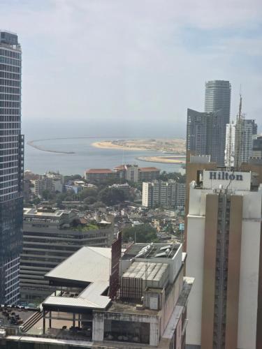 Pemandangan umum bagi Colombo atau pemandangan bandar yang diambil dari apartmen