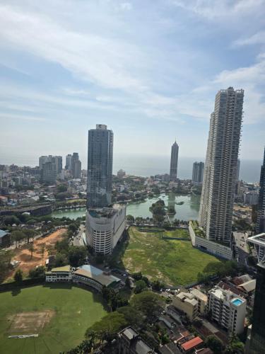Pemandangan umum bagi Colombo atau pemandangan bandar yang diambil dari apartmen