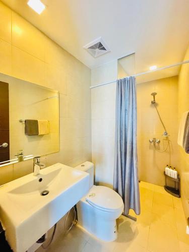 Un baño con un inodoro blanco y un lavabo. en 29 Chic Studio Escape, en Iloilo City