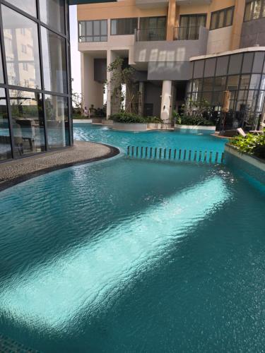 Kolam renang di atau dekat dengan 41st Floor TRIZEN Smart Luxury Apartment with sea view and portcity view