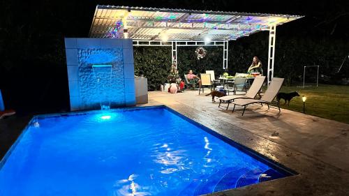 a swimming pool in a backyard at night at Apartamento el Guanacaste, cerca Tamarindo con Piscina in Santa Cruz