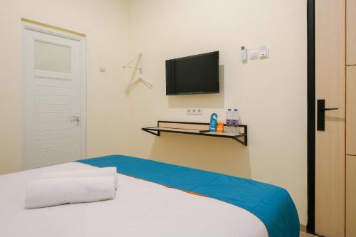 Postel nebo postele na pokoji v ubytování Sans Hotel Beskalan Malioboro