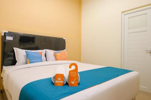 Postel nebo postele na pokoji v ubytování Sans Hotel Beskalan Malioboro