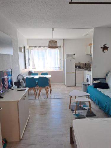 un salon avec un canapé et une table dans l'établissement Studio du Fortin, au Cap d'Agde