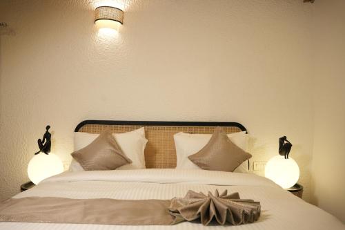 Postel nebo postele na pokoji v ubytování 3Acres Resorts Dehradun
