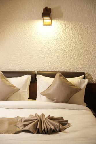 Postel nebo postele na pokoji v ubytování 3Acres Resorts Dehradun