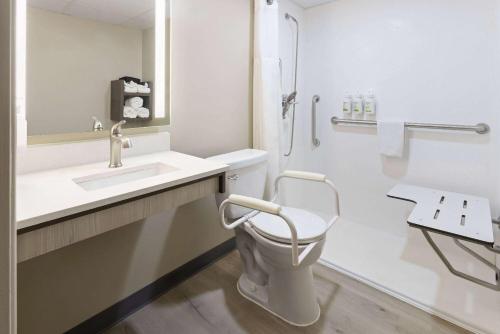 Un baño de Ramada by Wyndham Parsippany