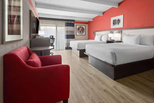 Postel nebo postele na pokoji v ubytování Ramada by Wyndham Parsippany