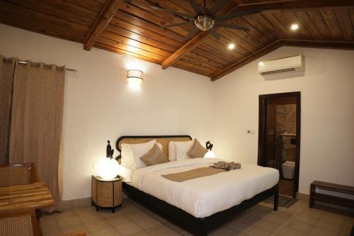 Postel nebo postele na pokoji v ubytování 3Acres Resorts Dehradun