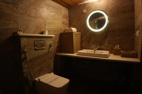 Koupelna v ubytování 3Acres Resorts Dehradun