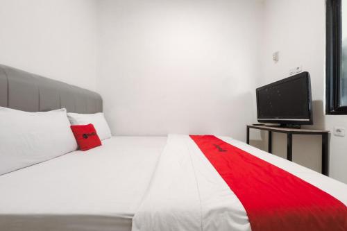 Кровать или кровати в номере RedDoorz at Flamboyan Harapan Indah