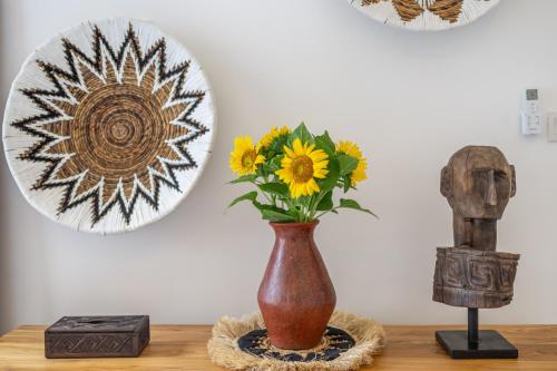 Φωτογραφία από το άλμπουμ του Bali Best - Kept Secret - Brand New Villa with Private Pool - Steps from the Action στο Σεμινιάκ