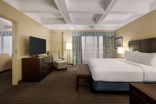 Postel nebo postele na pokoji v ubytování Wyndham Edmonton Hotel and Conference Centre