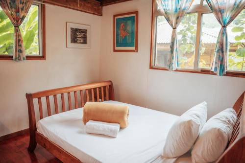Una cama o camas en una habitación de Tema'e Beach House