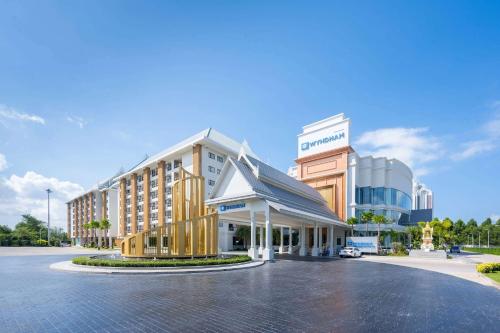 a hotel with a building in the middle of a street at Wyndham Jomtien Pattaya in Na Jomtien