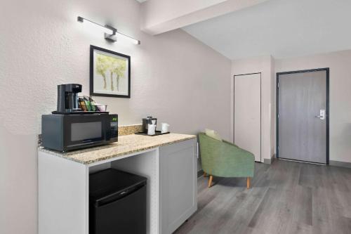 a kitchen with a counter with a microwave and a room at Country Inn & Suites by Radisson, Near The National Sports Center, Coon Rapids, MN in Coon Rapids