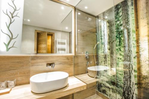 Bilik mandi di Pino Nature Hotel, BW Premier Collection