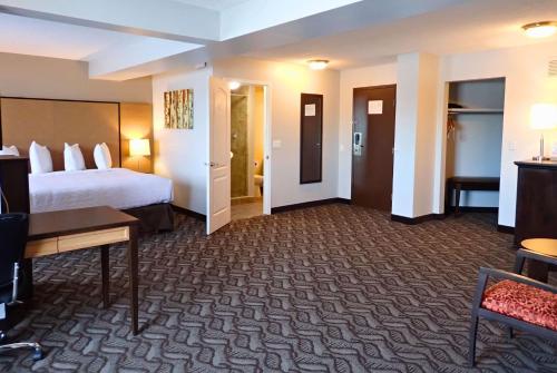Postel nebo postele na pokoji v ubytování Days Inn by Wyndham Airdrie