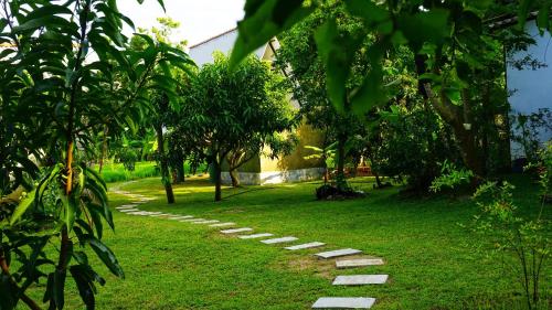 Taman di luar Golden Rock Retreat Sigiriya