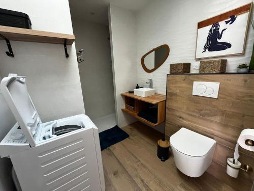 une salle de bain avec toilettes et lavabo dans l'établissement Sun Oasis Les Tamaris, à Bretignolles-sur-Mer