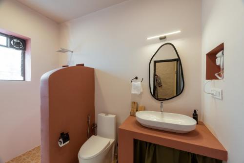 Ένα μπάνιο στο ALTR NATIV Morjim, Goa
