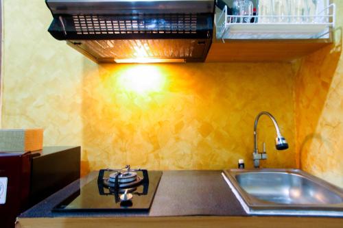 Η κουζίνα ή μικρή κουζίνα στο Comfortable 2BR at Titanium Square Apartment By Travelio