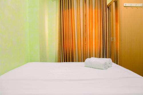 Ένα ή περισσότερα κρεβάτια σε δωμάτιο στο Comfortable 2BR at Titanium Square Apartment By Travelio