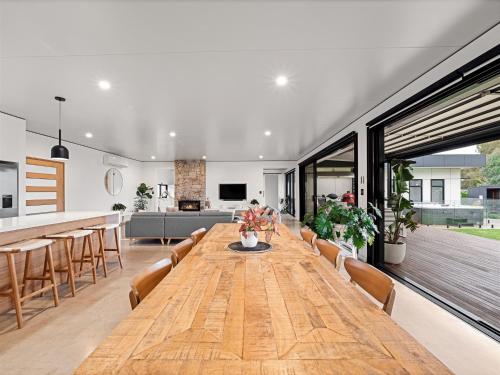 Seaview - spa and ocean views in luxuryにあるテレビまたはエンターテインメントセンター