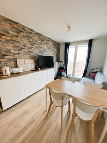 Photo de la galerie de l'établissement Chambre PRIVÉE dans Appartement PARTAGÉ - Calme - Proche Tram A - WIFI - Ref P5, à Lormont