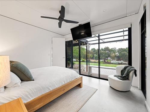 Seaview - spa and ocean views in luxuryにあるベッド